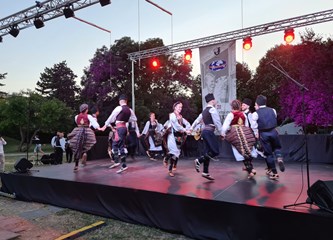 FOTO Otvoren 20. Međunarodni festival folklora: Pred goričkom publikom zaplesali Makedonci, Srbi, Hrvati... Reakcije su sjajne!