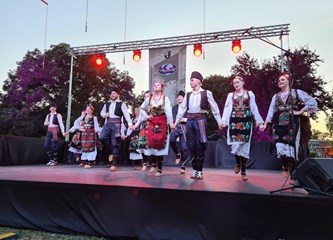 FOTO Otvoren 20. Međunarodni festival folklora: Pred goričkom publikom zaplesali Makedonci, Srbi, Hrvati... Reakcije su sjajne!
