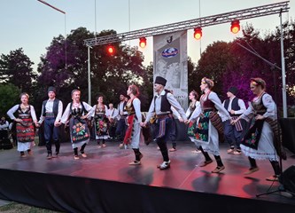 FOTO Otvoren 20. Međunarodni festival folklora: Pred goričkom publikom zaplesali Makedonci, Srbi, Hrvati... Reakcije su sjajne!