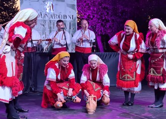 FOTO Otvoren 20. Međunarodni festival folklora: Pred goričkom publikom zaplesali Makedonci, Srbi, Hrvati... Reakcije su sjajne!