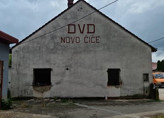 FOTO: Ruši se stari vatrogasni dom u Novom Čiču: U zidu pronađene zapečaćene boce s vrijednim dokumentima