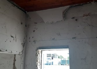 FOTO: Ruši se stari vatrogasni dom u Novom Čiču: U zidu pronađene zapečaćene boce s vrijednim dokumentima