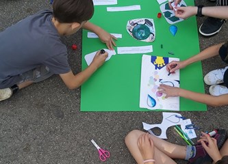 Vrijednih ručica djelo: Pet šarenih klupa krasi dvorište Centra za djecu, mlade i obitelj! Evo što su još naučili na radionicama