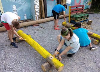 Vrijednih ručica djelo: Pet šarenih klupa krasi dvorište Centra za djecu, mlade i obitelj! Evo što su još naučili na radionicama
