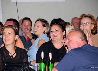 FOTO Satiričnim nastupom Bloger Krule do suza nasmijao publiku u Mraclinu