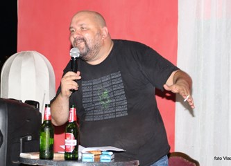 FOTO Satiričnim nastupom Bloger Krule do suza nasmijao publiku u Mraclinu