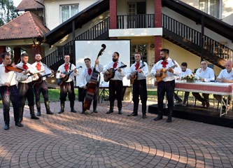Djelima "Mraclin u srcu Turopolja" i "Mraclinski govor" KUD Dučec bogatu tradiciju svoga kraja otima zaboravu