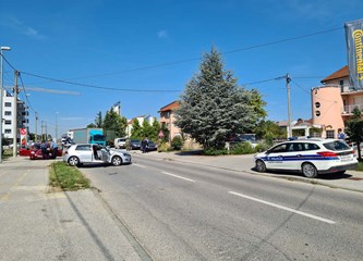 FOTO Oprezno kroz Miošićevu: Kod Offertissime sudar osobnih automobila i vojnih kamiona