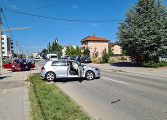 FOTO Oprezno kroz Miošićevu: Kod Offertissime sudar osobnih automobila i vojnih kamiona