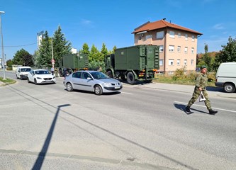 FOTO Oprezno kroz Miošićevu: Kod Offertissime sudar osobnih automobila i vojnih kamiona
