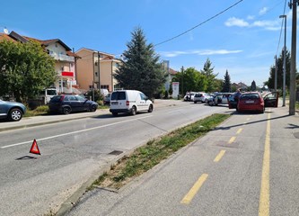 FOTO Oprezno kroz Miošićevu: Kod Offertissime sudar osobnih automobila i vojnih kamiona