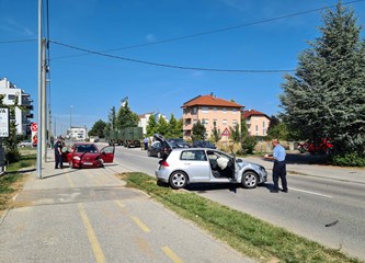 FOTO Oprezno kroz Miošićevu: Kod Offertissime sudar osobnih automobila i vojnih kamiona