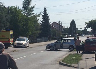FOTO Oprezno kroz Miošićevu: Kod Offertissime sudar osobnih automobila i vojnih kamiona