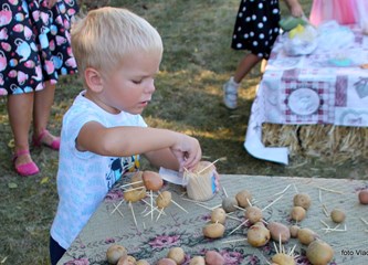 FOTO „Po starinski“ u Mraclinu: Vrijedne 'Anđele' jelima od krumpira oduševile goste na Drevovom gruntu