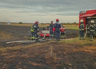 FOTO Vatrogasci imali pune ruke posla u Mraclinu: Gorjela trava i raslinje, intervenirala i JVP