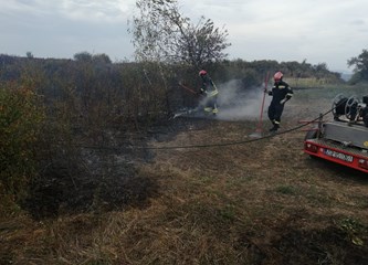 FOTO Vatrogasci imali pune ruke posla u Mraclinu: Gorjela trava i raslinje, intervenirala i JVP