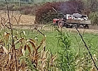 FOTO/VIDEO: Kakav majstor! Traktorom vozio otpad da ga odloži „na divljaka” pa se prevrnuo, ulovili ga komunalni redari