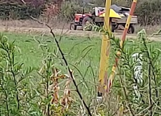 FOTO/VIDEO: Kakav majstor! Traktorom vozio otpad da ga odloži „na divljaka” pa se prevrnuo, ulovili ga komunalni redari