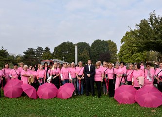 FOTOGALERIJA Edukacijom protiv raka dojke bore se već 20 godina! Proslavu jubileja ovjekovječili milenijskom fotografijom