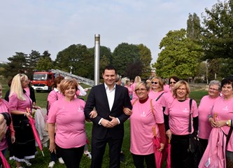 FOTOGALERIJA Edukacijom protiv raka dojke bore se već 20 godina! Proslavu jubileja ovjekovječili milenijskom fotografijom