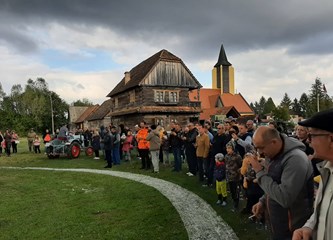 FOTO Kesteni, utrka kosilica i oldtimeri u Buševec privukli brojne posjetitelje