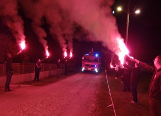 FOTO Kad vatrogasci uzvrate poklon: DVD-u Mraclin kolege iz Kaštel Sućurca darovale navalno vozilo!
