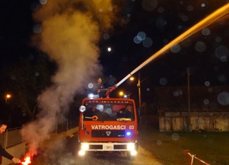 FOTO Kad vatrogasci uzvrate poklon: DVD-u Mraclin kolege iz Kaštel Sućurca darovale navalno vozilo!