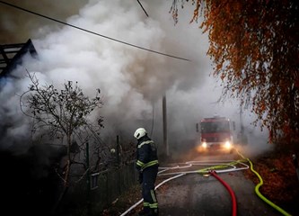 FOTO Vrlo opasna intervencija za vatrogasce: U gorućoj kući u Kozjači nalazila se plinska boca, ali i metci!