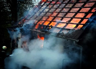 FOTO Vrlo opasna intervencija za vatrogasce: U gorućoj kući u Kozjači nalazila se plinska boca, ali i metci!