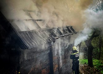 Poznat uzrok požara u Kozjači, krovište drvene kuće potpuno izgorjelo