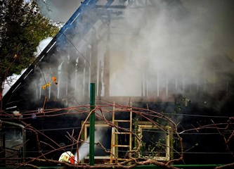 Poznat uzrok požara u Kozjači, krovište drvene kuće potpuno izgorjelo