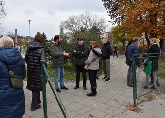Prosvjed ispred 'Kumičića': Dvije učiteljice odbile pokazati covid potvrdu na ulazu u školu, pozvana i policija