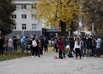 Prosvjed ispred 'Kumičića': Dvije učiteljice odbile pokazati covid potvrdu na ulazu u školu, pozvana i policija