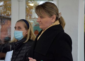 Prosvjed ispred 'Kumičića': Dvije učiteljice odbile pokazati covid potvrdu na ulazu u školu, pozvana i policija