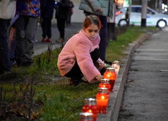 FOTO Lampaše za Vukovar i Škabrnju upalili školarci: 'To je za heroje i djecu koja nas danas gledaju s neba'