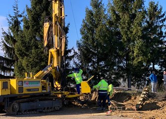 FOTO Radi se na stabilizaciji terena i temeljima nove crkve u Kravarskom, stajat će na čak 92 pilota