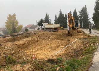 FOTO Radi se na stabilizaciji terena i temeljima nove crkve u Kravarskom, stajat će na čak 92 pilota