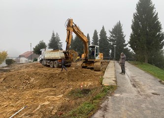 FOTO Radi se na stabilizaciji terena i temeljima nove crkve u Kravarskom, stajat će na čak 92 pilota