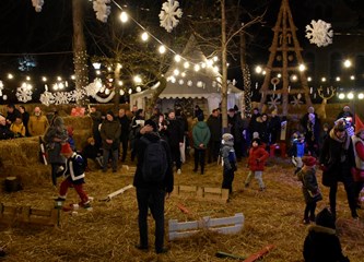 FOTO Čarolija Božića u srcu grada: Veliki i mali isprobali led, počeo Prosinac u Gorici