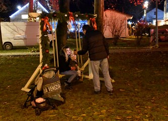 FOTO Čarolija Božića u srcu grada: Veliki i mali isprobali led, počeo Prosinac u Gorici