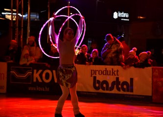 FOTO Čarolija Božića u srcu grada: Veliki i mali isprobali led, počeo Prosinac u Gorici