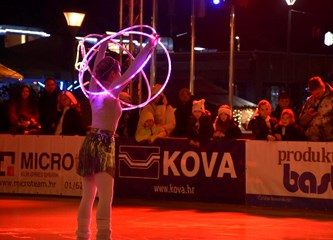 FOTO Čarolija Božića u srcu grada: Veliki i mali isprobali led, počeo Prosinac u Gorici