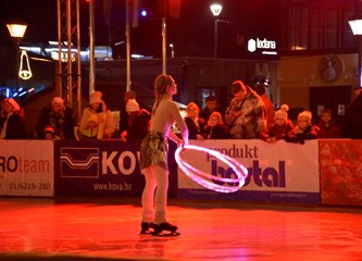 FOTO Čarolija Božića u srcu grada: Veliki i mali isprobali led, počeo Prosinac u Gorici