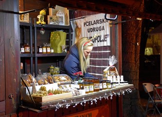 FOTO Čarolija Božića u srcu grada: Veliki i mali isprobali led, počeo Prosinac u Gorici