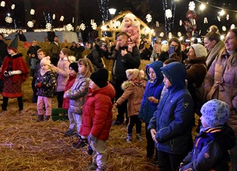 FOTO Čarolija Božića u srcu grada: Veliki i mali isprobali led, počeo Prosinac u Gorici