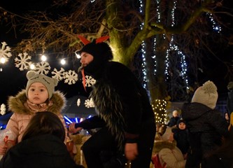 FOTO Čarolija Božića u srcu grada: Veliki i mali isprobali led, počeo Prosinac u Gorici