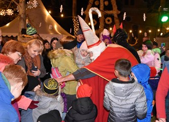 FOTO Čarolija Božića u srcu grada: Veliki i mali isprobali led, počeo Prosinac u Gorici