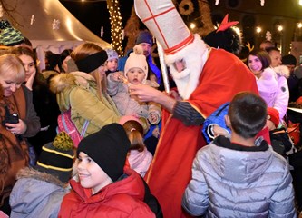 FOTO Čarolija Božića u srcu grada: Veliki i mali isprobali led, počeo Prosinac u Gorici