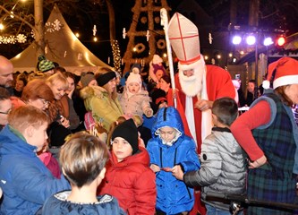 FOTO Čarolija Božića u srcu grada: Veliki i mali isprobali led, počeo Prosinac u Gorici