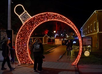 FOTO Čarolija Božića u srcu grada: Veliki i mali isprobali led, počeo Prosinac u Gorici